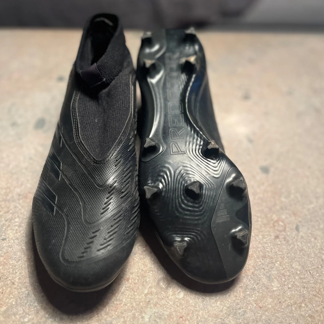 Svarta Adidas Predator fotbollsskor - 90