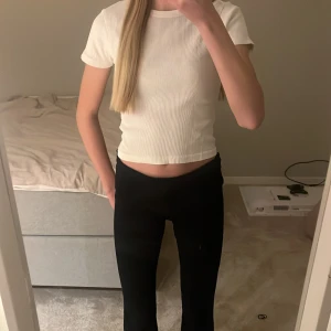 Vit ribbad topp från Primark - Säljer en vit ribbad topp från Rita Ora x Primark. Toppen har korta ärmar och är i storlek XXS💕