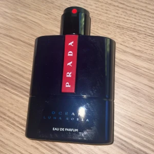Prada Ocean Luna Rossa EDP 50ml - Säljer min Prada Ocean Luna Rossa eau de parfum 50ml.  Ungefärligt 95% kvar i den.  Bevarad bort från ljus o värme för att hålla kvalitet. 
