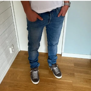 Replay jeans - Replay Groover Jeans | skick 9/10 | Storlek 29/32 Modellen är ca 177cm lång. Hör av dig vid minsta fråga eller fundering