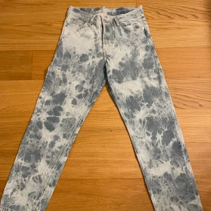 Sweet Loose Jeans från Sweet Skateboarding Company - Loose fit jeans från Sweet Skateboarding Company med ett unikt blekt mönster. Tillverkade i 100% bomull. Köpta på junkyard men sparsamt använda. Storlek 27. 