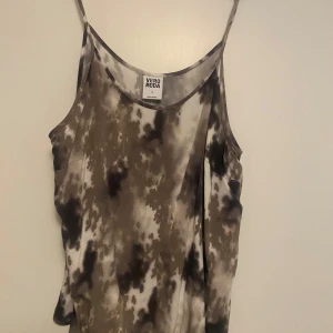 Mönstrad linnetopp och shorts från Vero Moda - ‼️Kan köpas separat! Då 100kr styck‼️Säljer ett set från Vero Moda med en mönstrad linnetopp och matchande shorts. Båda plaggen har ett unikt mönster i beige och svart. Perfekt för en avslappnad sommarlook.