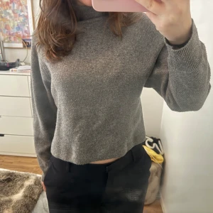 Grå stickad tröja från & Other Stories - Säljer en superfin grå stickad tröja från & Other Stories!🩷 Tröjan har en hög krage och långa ärmar med ribbade muddar 🥰Säljer massa andra stickade tröjor också från & other stories m.m. 🩷🩷