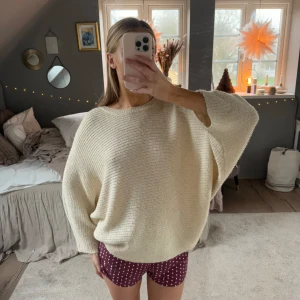 Stickaf tröja - Så fin ser helt oanvänd ut🤎guldig/glittrig🧸jag är 168cm lång