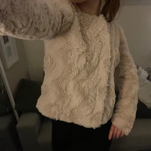 Beige fluffig jacka - Jättesnygg mysig och fluffig beige jacka BikBok, dom säljer inte denna längre. Skriv för frågor💗