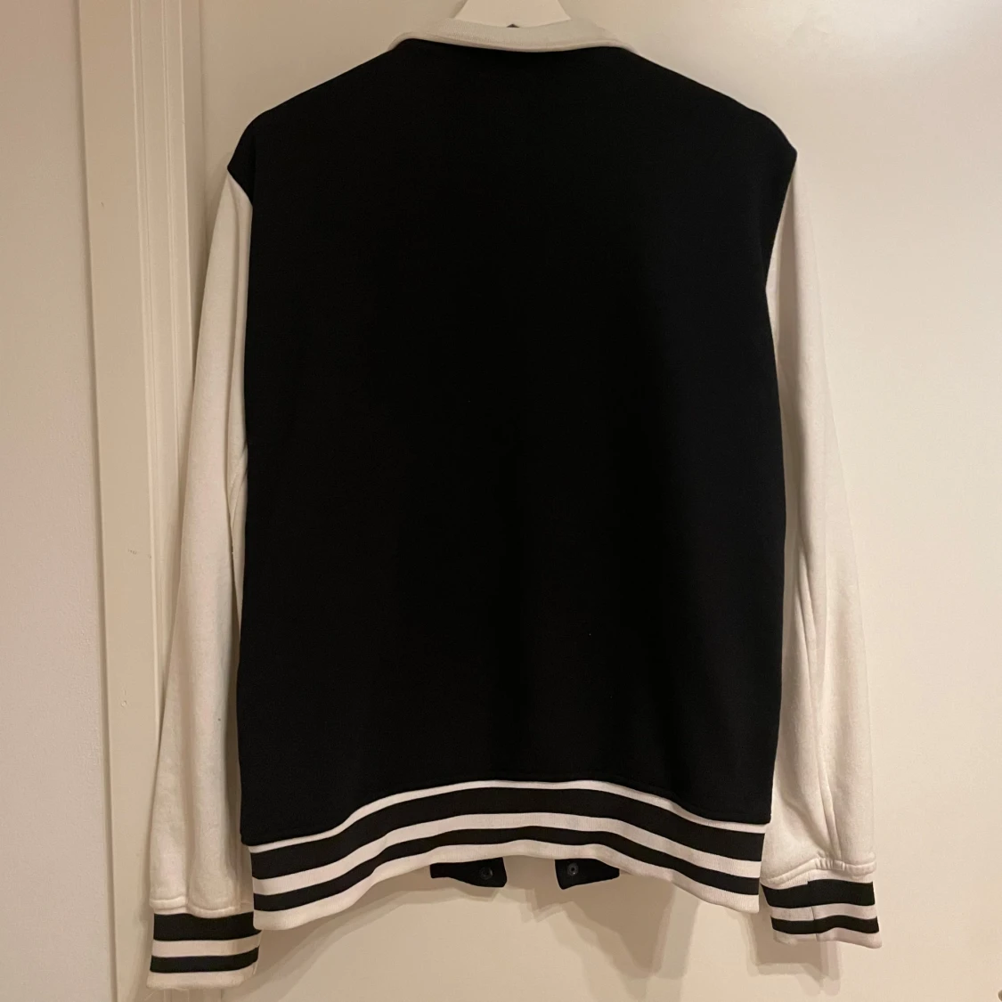 Svart och vit Varsity Jacket från Pull&Bear - 90