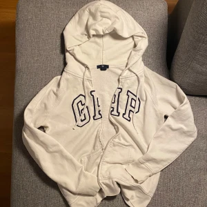 GAP zip up hoodie - GAP zip up, har blivit använd tidigare men har själv inte använt den. Hör av dig om du vill ha fler bilder med t.ex mått🫶