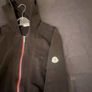 Svart kofta från Moncler - Säljer en fet moncler kofta som inte används längre. Skick 7/10, nypris 6500kr mitt pris 799kr. Självklart äkta. Hör av dig om du har frågor.🤝