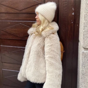 Beige pälsjacka från Topshop - Säljer en fluffig och trendig beige pälsjacka från Topshop. Jackan har en mysig känsla och är perfekt för kyligare dagar. Den har en normal passform och långa ärmar, vilket gör den både stilren och bekväm. Första bilden är lånad 🥰