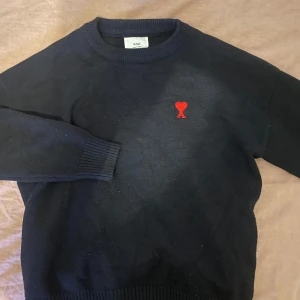 Ami Paris Tröja - Fet stickad tröja från ami paris. Tröjan är i bra skick, fråga gärna om du vill ha fler bilder eller har funderingar!