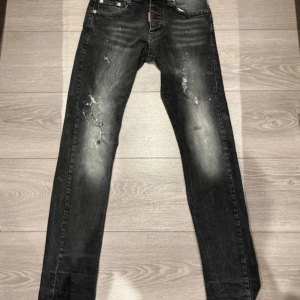 DSQUARED 2 JEANS  - Dsquared2 jeans i bra skick, använda endast ett fåtal gånger. Men annars har de snygg design och klassisk passform som sitter bra. Storleken är normal och bekväm. Perfekt för dig som söker stil och kvalitet Priset kan diskuteras, kontakta om du har fler frågor!