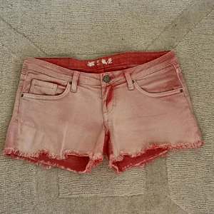 Röda shorts - Super snygga shorts som inte kommit till användning i nyskick. Skriv för fler bilder. 
