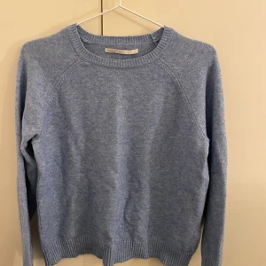 Blå stickad tröja från ONLY - Säljer en mysig blå stickad tröja från ONLY. Tröjan har en rund halsringning och långa ärmar med ribbade muddar vid ärmslut och nederkant. Perfekt för kyligare dagar.