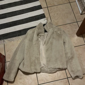Fluffig beige jacka  - Fluffig beige pälsjacka från vero Moda i storlek S oanvänd 