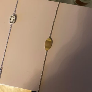 Guldigt armand - Ett jättefint guldigt kedjearmband med en liten symbol format som ett löv på!! Fick i present, aldrig använt. 