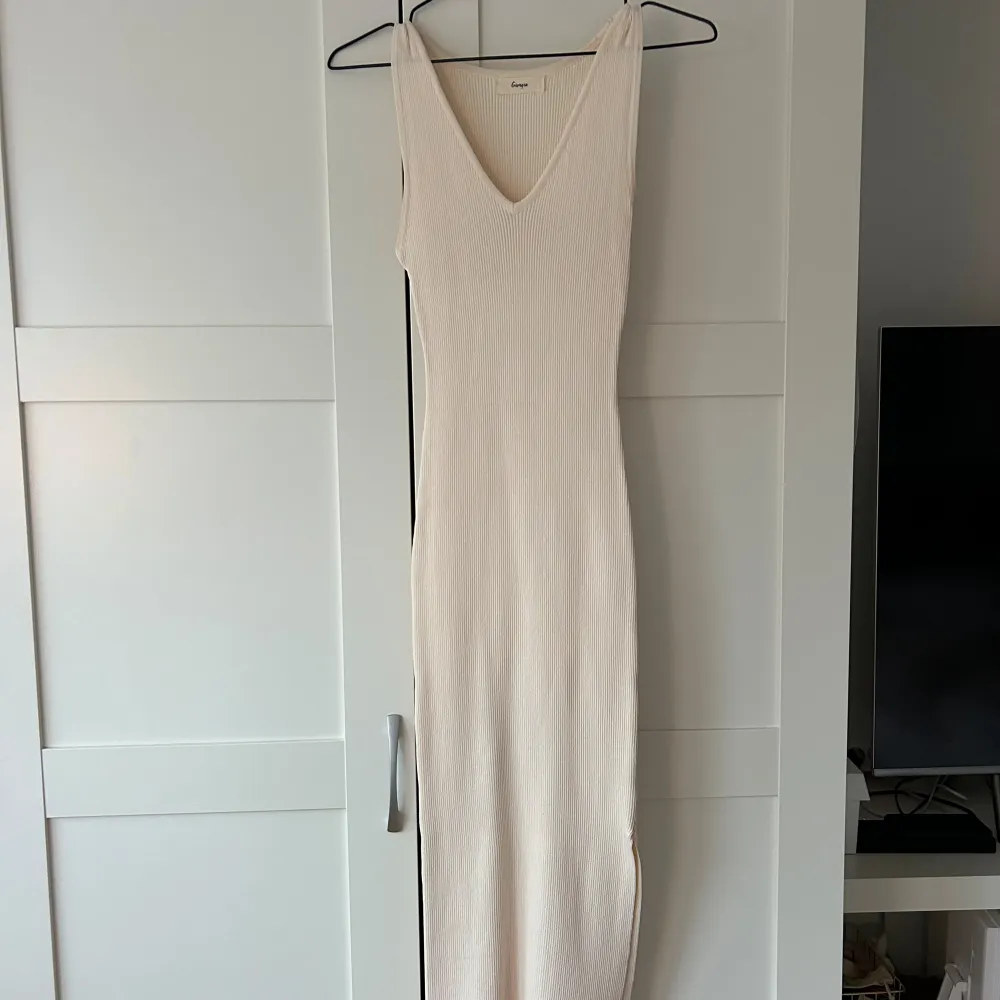 Onesize, aldrig använt🌟 den har en liten slits vid sidan av klänningen som inte syns i bilden. Mekot.