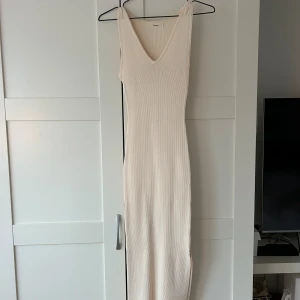Ribbad stickad  - Onesize, aldrig använt🌟 den har en liten slits vid sidan av klänningen som inte syns i bilden
