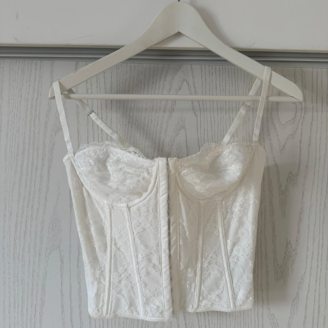 Vit korsett med spetsdetaljer