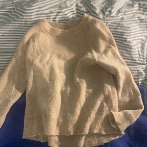 Beige tröja från Selected Femme - Mysig beige tröja från Selected Femme. Lite nopprig, men skulle inte säga att det är något större fel på den. Den är i använt skick, därav priset. Priset kan även diskuteras! 