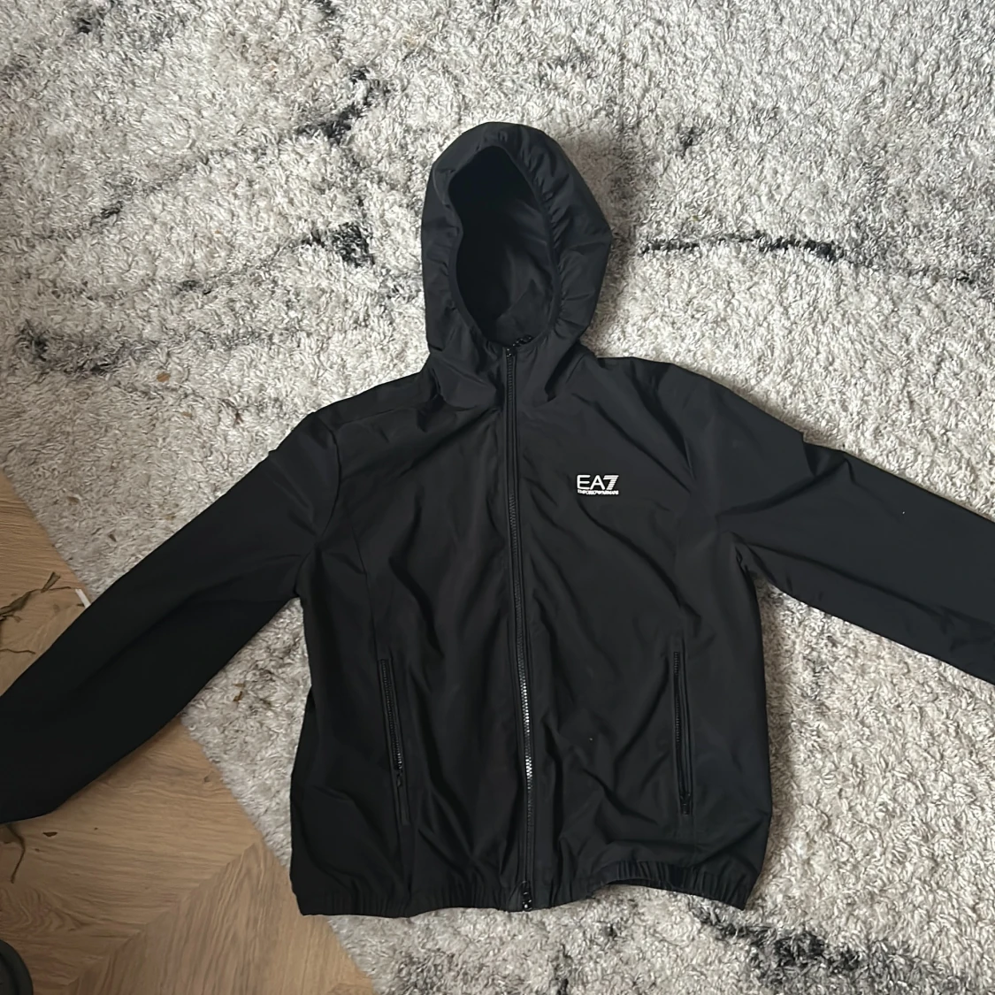 Svart jacka med huva från Emporio Armani