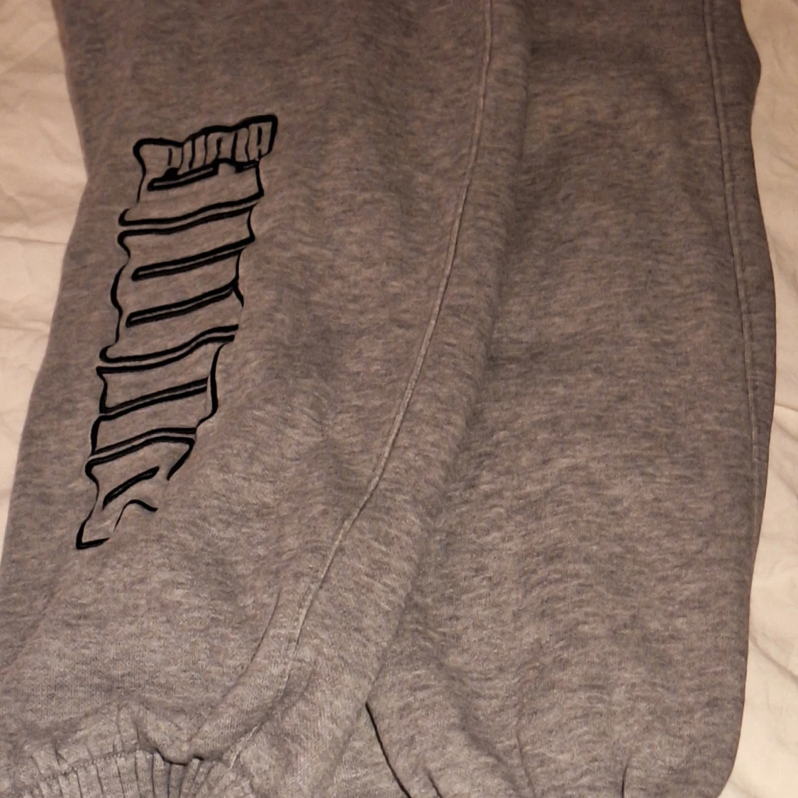 Grå mjukisbyxor med tryck - 90