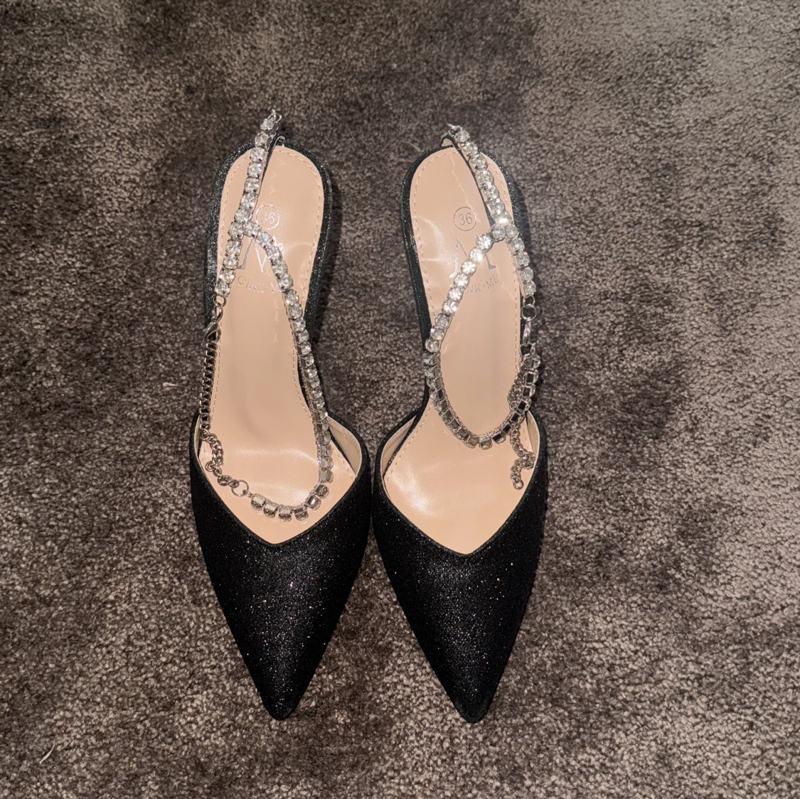 Svarta glittriga pumps med strassdetaljer