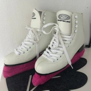 Skridskor - Säljer ett par skridskor från Hespeler med snörning och rosa skydd. Storlek 40 och har ingen aning vad nypriset är. Säljer pga att de är för små. Skriv om ni har frågor! 