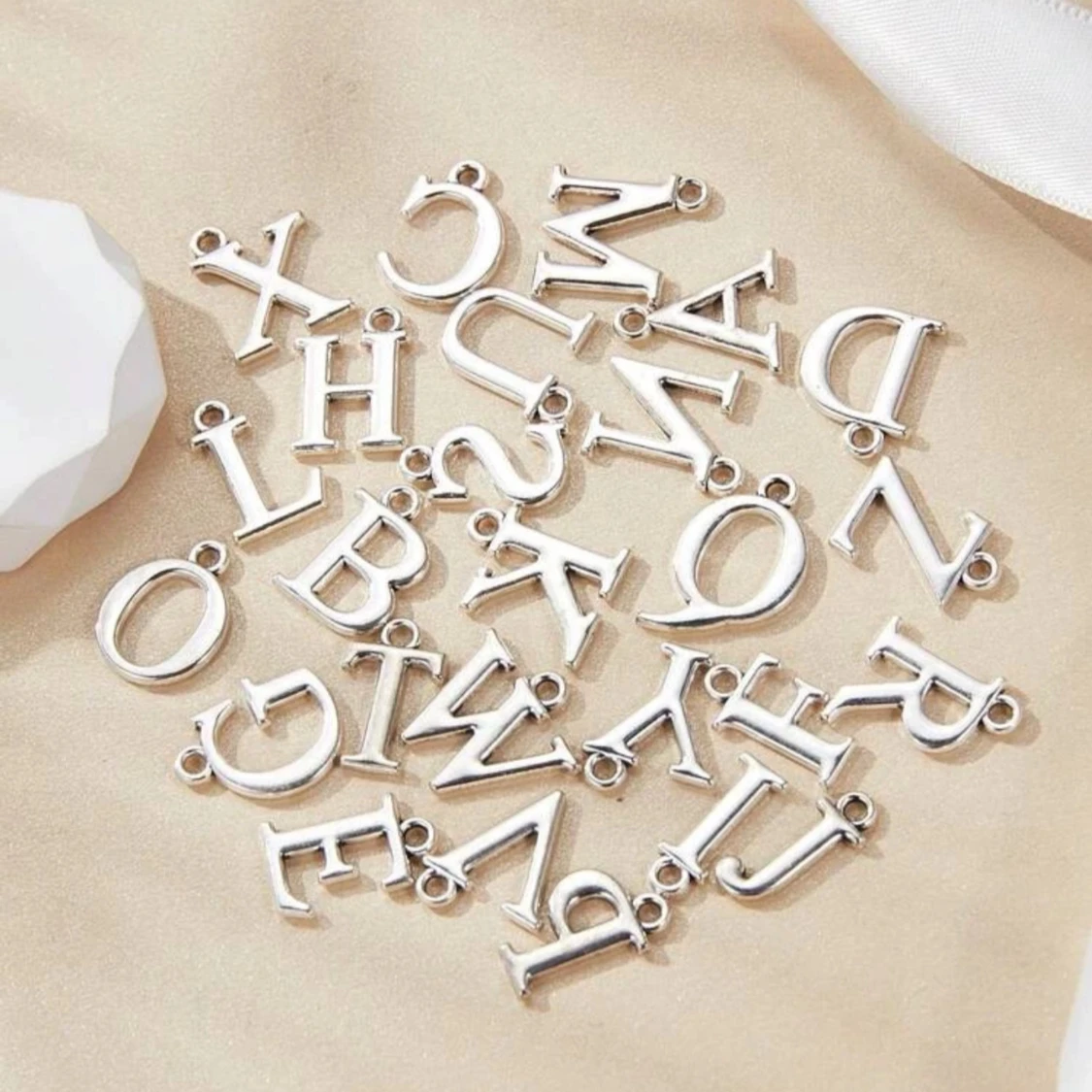 Silverfärgade bokstavsberlocker
