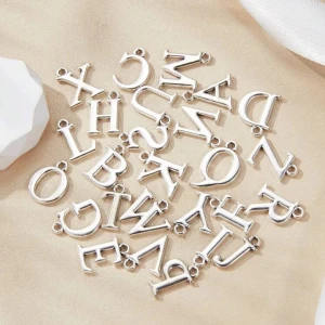 Silverfärgade bokstavsberlocker - Säljer olika bokstäver, köp en för 10. ifall du vill köpa alla så får du ett erbjudande på alla för 50kr🩵💙