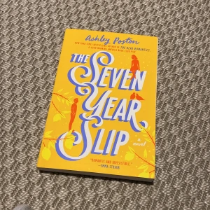 The Seven Year Slip - En roman av Ashley Poston med en färgglad gul omslag. Boken handlar om Clementine som upptäcker en magisk plats där tiden fungerar annorlunda. En berättelse om kärlek, förlust och att hitta sig själv. Perfekt för dig som gillar romantiska och magiska berättelser. Sprillans ny och inte läst! 