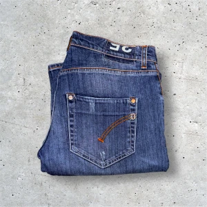 Dondup Jeans - Säljer dessa trendiga Dondup jeans. Vid intresse kan vi skicka fler bilder på jeansen!  OBS: Jeansen är ljusgråa vilket inte riktigt syns på bilden  Size - 35  Condition - 9/10 Retail - 3499kr