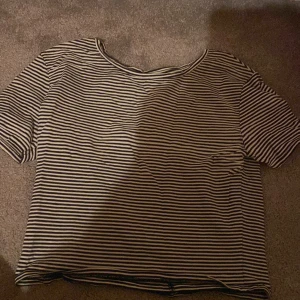 randig t shirt - använd men i väldigt bra skick 