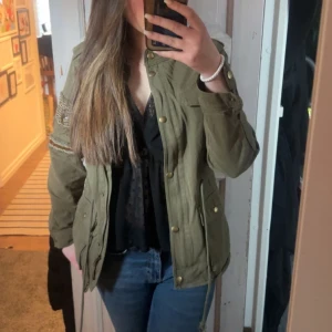 Olivgrön vårjacka - Såå fin vårjacka i perfekt skick! Nypris 900kr mitt pris 500, kan gå ner vid snabb affär!🌟 Skriv privat för flera bilder