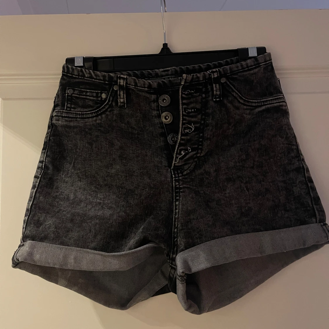 Svarta högmidjade jeansshorts