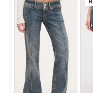 Lågmidjade blåa jeans från monki - Snygga blåa jeans som är lågmidjade, är använda ungefär 2-3 gånger bara så är i nyskick. Säljer för dom passar inte, bara att skriva så skickar jag bild på mina, för den där bilden är från hemsidan. (Färgen på byxorna ser ljusare ut på bilden, dom är lite mörkare i verkligheten)