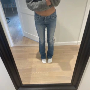 Blå jeans med bootcut - Snygga blå jeans med bootcut och låg midja, de från wrangler men köpa second hand🩷