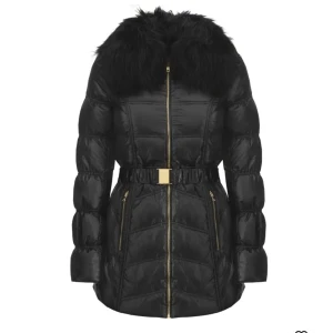 Svart pufferjacka med pälsdetalj - Snygg svart pufferjacka! With fur around neck, that you can remove. It fits nicely to a body and adjust to your tally with the belt. Used once, original jacket. 