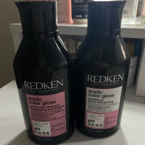 Redken Acidic Color Gloss Routine Duo - Redken Acidic Color Gloss Routine Duo innehåller ett schampo och balsam, båda på 300 ml. Dessa produkter erbjuder ett koncentrerat all-i-ett-skydd för glans och jämnhet, perfekt för färgbehandlat hår. Schampot har ett pH på 5.0-5.6 och balsamet på 3.5-4.5, vilket bidrar till ett levande och friskt resultat. Använts 1 gång (nypris: 630kr) 
