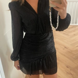 svart glittrig klänning  - säljer min super snygga svart glittriga klänning som påminner om MAJE cocktailkkänning! svår att få tag i. Använd endast en gång så som ny :)) storlek s