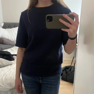 Stickad topp/t-shirt - Jättesnygg stickad kortärmad topp från Missay. Bra skick och inte använd så mycket. Den köptes för 400 tror jag på butiken i Göteborg. Priset kan diskuteras.💕