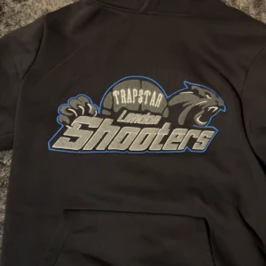 Hoodie Trapstar  - Perfekt skick. Bara använd några få gånger kan sänka pris vid snabb affär