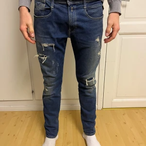 Replay jeans hyper flex - Säljer dessa as snygga replay jeans med slitningar då jag inte använder de längre och har bara suttit i min garderob sen sommras. Jeansen är i väldigt bra skick och är i slim fit. Nypris: 2200kr Hör av er vid minsta intresse eller minsta frågor!!
