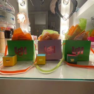 L8hasselblad påsar💕 - Säljer 3 stycken L8hasselblad påsar då jag har för många! Man kan ha dom som pynt i sitt rum eller ha som påsar när man shoppar! En kostar 15kr (efter som att när man ska köpa en påse där ifrån så är dom ganska dyra) skriv till mig innan om ni vill köpa en eller två efter som att priset är för alla 3💕