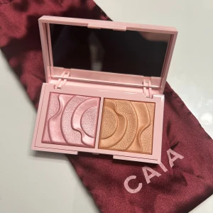 Caia palette - Caia flirty duo prisma palette helt oanvänd fortfarande kvar i förpackningen. Limited Edition och säljs därför inte på deras hemsida🫶🏼🫶🏼