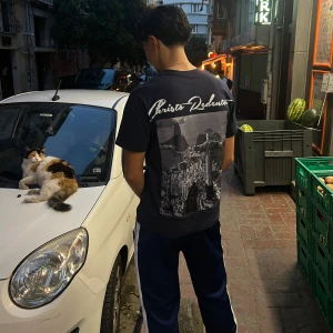 Cultura Fortuna T-shirt  - Snygg marinblå t-shirt med stort tryck av Cristo Redentor och Rio de Janeiro i gråskala på baksidan. Perfekt för dig som gillar ikoniska motiv och stilren design. Dessa är från ett nerlagt märke Cultura Fortuna, finns även på TikTok. Hör av dig vid frågor! Storlekar S-XL finns! 