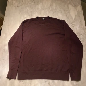 Vinröd uniqlo tröja i 100% Kashmir  - Skick: 8/10. Tröjan är i gott skick och har inga defekter. Regular fit och storlek M. Om du är osäker på om den kommer passa kan du alltid fråga om mått!