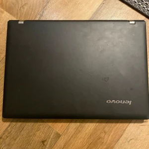 Svart Lenovo laptop - Säljer en svart Lenovo laptop med Intel Core i5-processor. Datorn har en standardtangentbordslayout och en pekplatta. Perfekt för studier eller arbete. Skärmen är i bra skick och visar tydligt Lenovo-loggan vid uppstart.