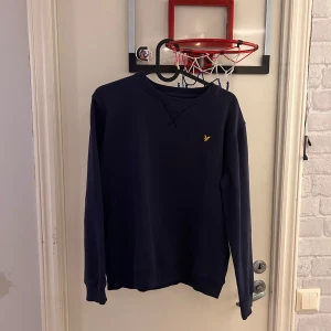 Lyle & Scott Sweatshirt - Jag säljer nu denna Lyle & Scott Sweatshirten som jag använt under 2 månaders tid, detta har varit min favorit tröja under den tiden men nu är det dags att sälja tröjan då jag växt ur den. Mycket bra skick Storlek XS/14-15 År