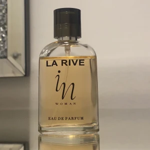 Parfym - Super ljuvlig parfym, inspirerad av parfym  ”Si” av Armani. Ca 25 ml kvar.💗