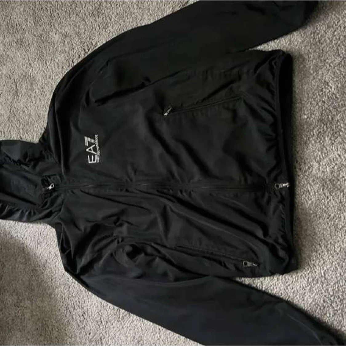 Svart jacka med huva från EA7